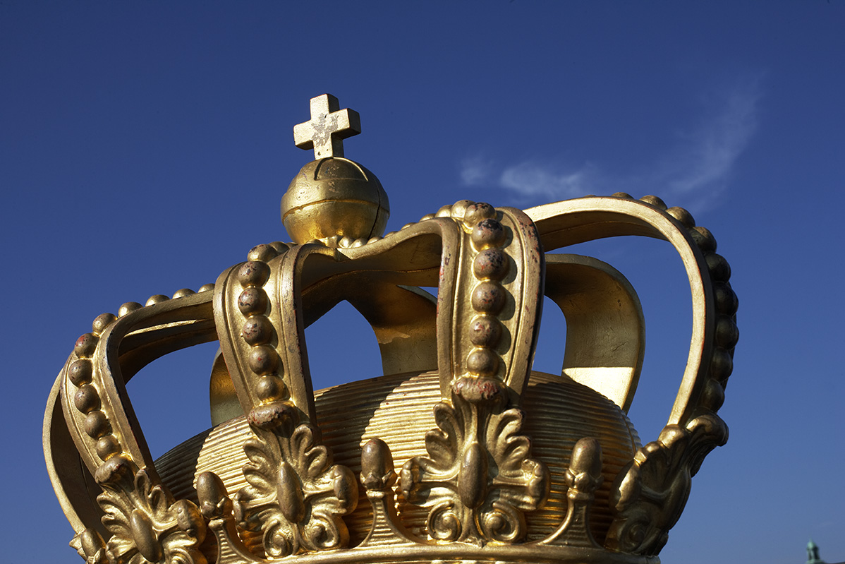 regalia krona mot blå himmel