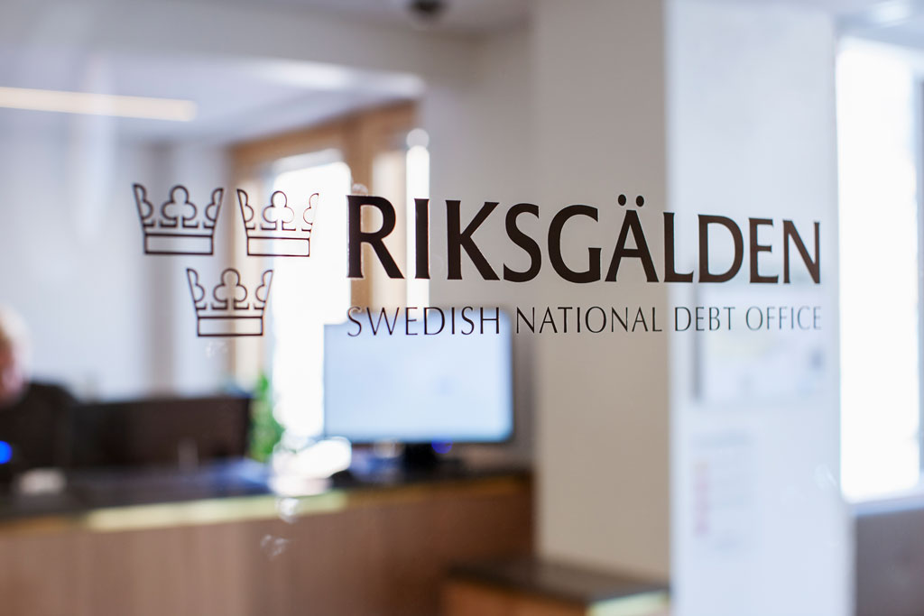 Riksgäldens logga visas på dörr där receptionsdisk syns på andra sidan