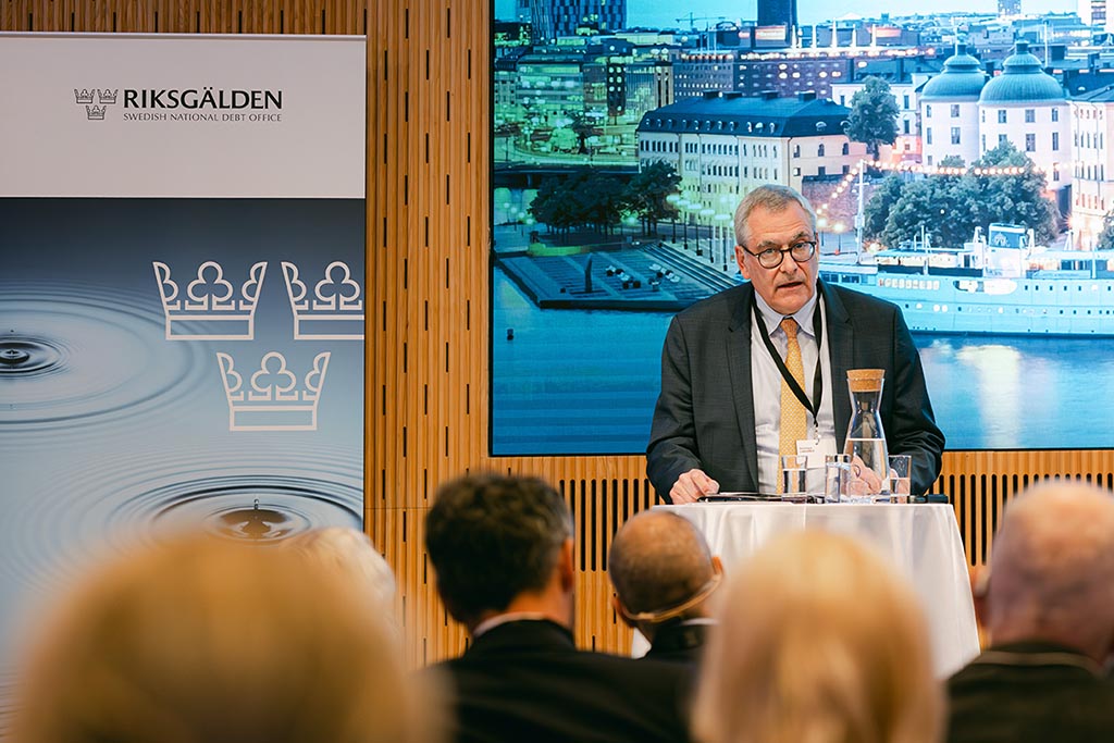 F&ouml;redragsh&aring;llare st&aring;r vid podiet inf&ouml;r &aring;h&ouml;rare.