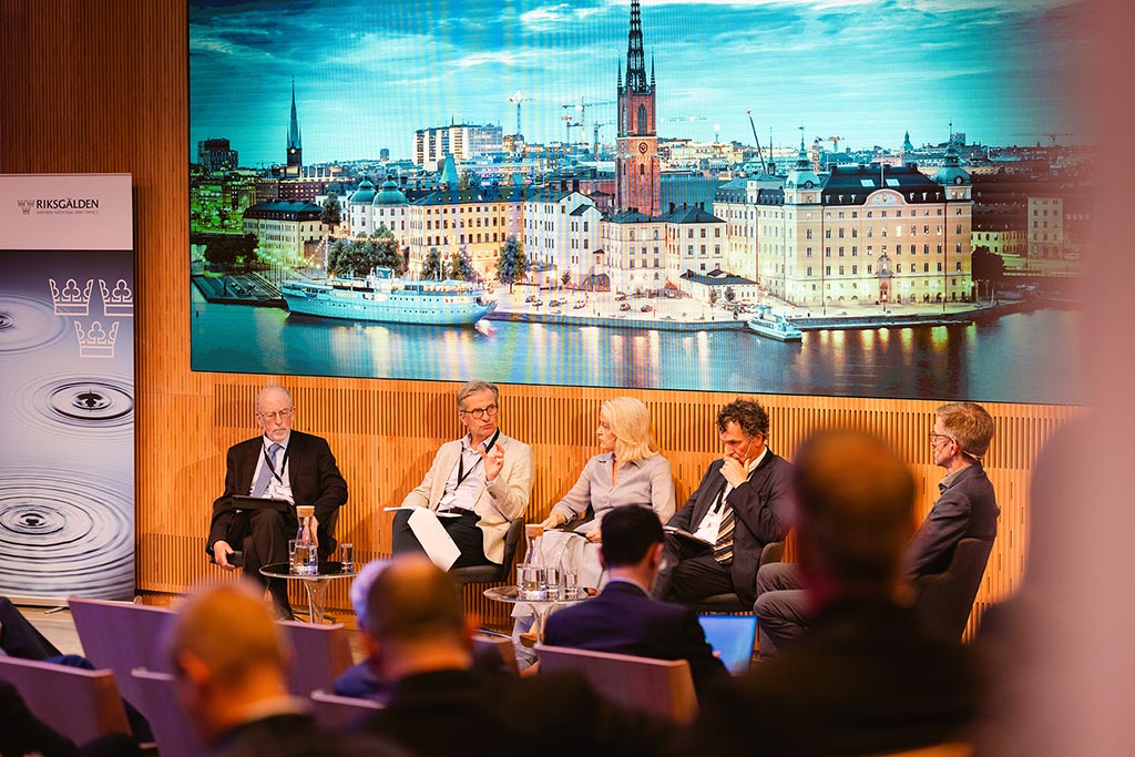 Fyra personer i en paneldiskussion inf&ouml;r &aring;h&ouml;rare. 